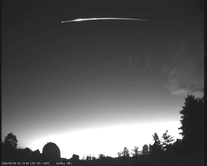 Bright Eta Aquarids bolide before sunrise