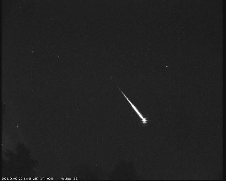 Fig. 1: Summary image of the bolide 20240602_204346 captured by the Valašské Meziříčí SE camera. Author: Valašské Meziříčí Observatory, p.o. Bolide captured by Valašské Meziříčí SE camera
